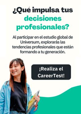 Mujer joven apunta hacia arriba 