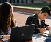 Jóvenes estudiando frente a una computadora