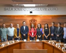 Firma de convenio en la sala de rectoría