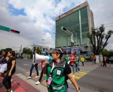 Personas evacuando e edificio de la UdeG durante el Simulacro 2024