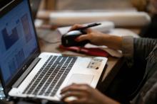 Persona frente a una laptop