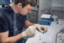 Hombre en un laboratorio de Semiconductores