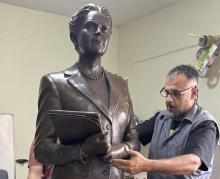 Estatua de Irene Robledo, la primera mujer en la Explanada de UdeG a 100 años de su Refundación
