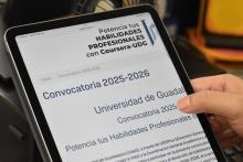 Persona sosteniendo un ipad con la convocatoria