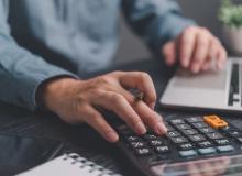 Hombre analizando sus finanzas