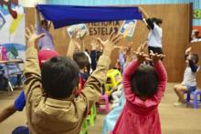 Niños participando en un taller de la FIL