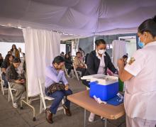 Personal de salud vacunando a la comunidad UDG y público en general 