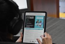 Persona usando una tableta