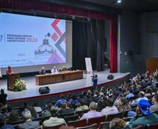 Ceremonia de entrega de definitividad a trabajadores de la UdeG