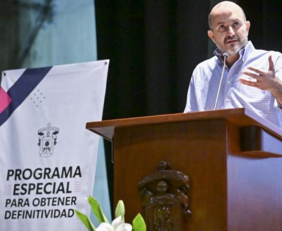 Dr. Ricardo Villanueva Lomelí, Rector de la Universidad de Guadalajara, en el pódium