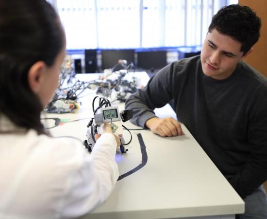 Joven con robot 