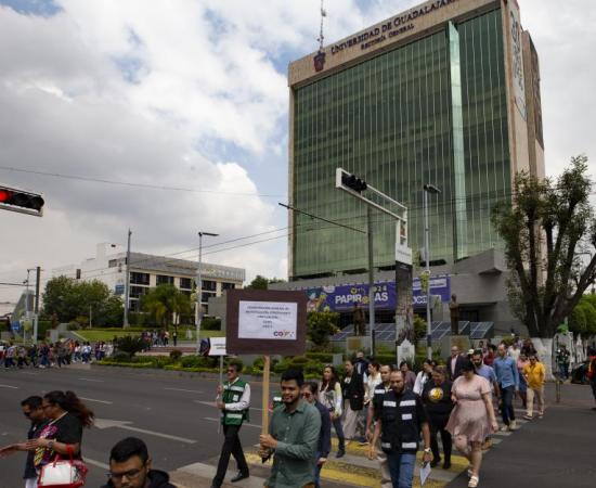 Personal evacuando el edificio UdeG