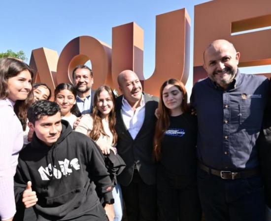 Rector con estudiantes de CUTlaquepaque