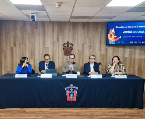 Participantes de la rueda de prensa en mesa de presidium