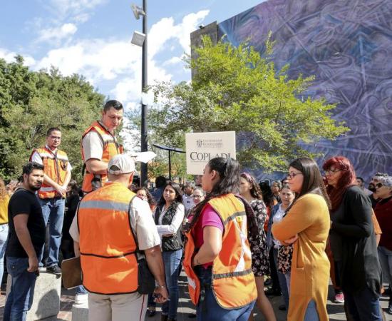 Trabajadores UDG en el punto de reunión