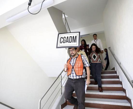 Trabajadores UDG, evacuando el edificio 