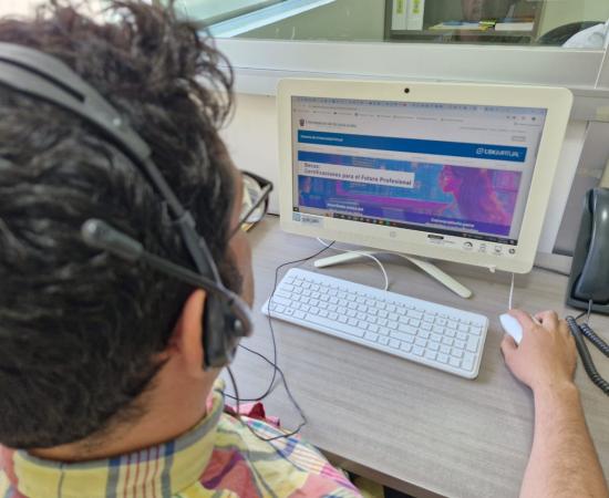 Persona escribiendo en computadora