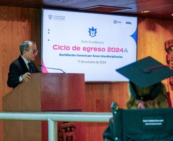 Dr. Carlos Iván Moreno, Director de UDGPlus dando un mensaje a los egresados 