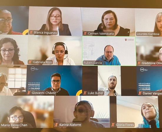 Personas conectadas en videoconferencia