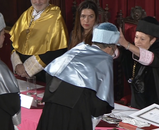 Dr. Ricardo Villanueva Lomelí, Rector de la Universidad de Guadalajara, recibiendo el Doctorado Honoris Causa