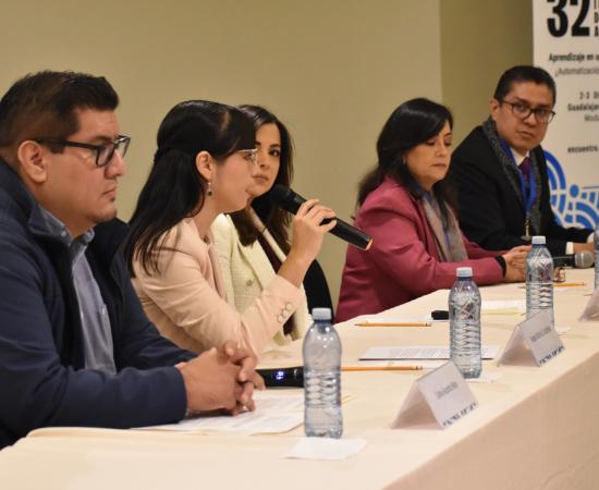 Participantes en el panel de salud emocional en el contexto educativo híbrido y digital