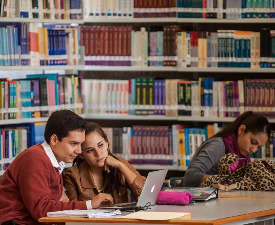 Estudiantes haciendo tarea 