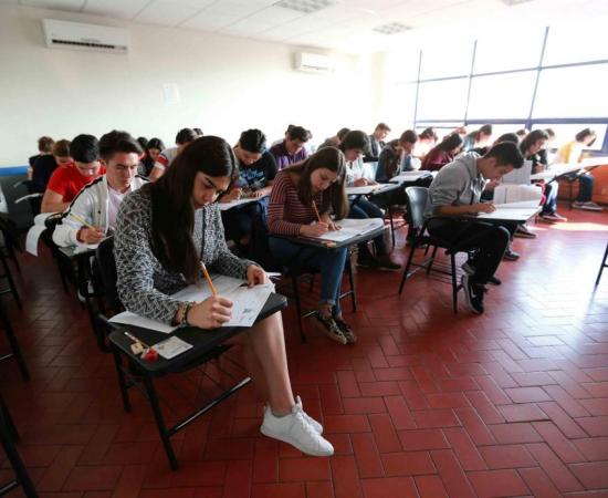 Estudiantes realizando el examen de admisión