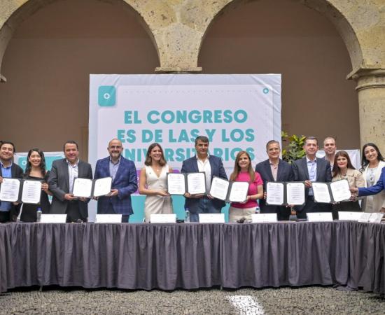 Autoridades mostrando el convenio firmado 