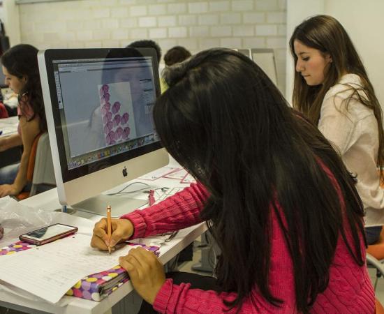 Estudiantes frente a una computadora