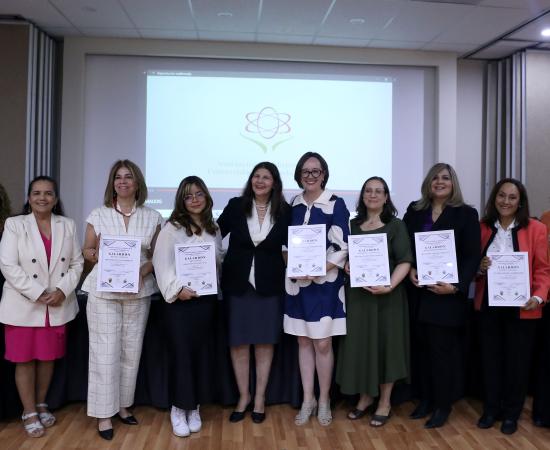 Mujeres universitarias reconocidas por su trayectoria destacadas 
