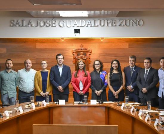Firma de convenio en la sala de rectoría