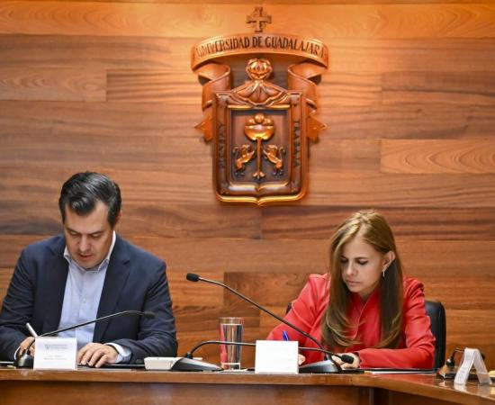 Firma de convenio en la sala de rectoría