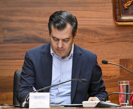Firma de convenio en la sala de rectoría
