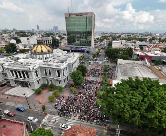Personas reunidas frente al edificio de la UdeG durante el Simulacro 2024