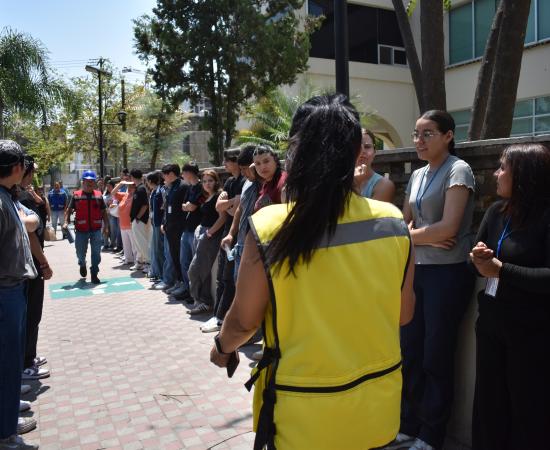 Personal de UDGPlus durante el Simulacro Nacional 2025 