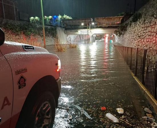 Alertan sobre la velocidad del agua en puntos de inundación en el AMG para este temporal de lluvias