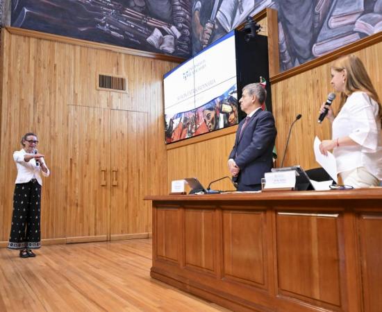 Erika Loyo Beristaín tomando protesta como Defensora de los Derechos Universitarios