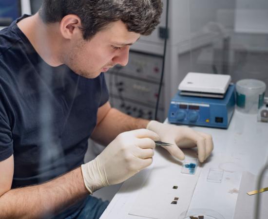 Hombre en un laboratorio de Semiconductores