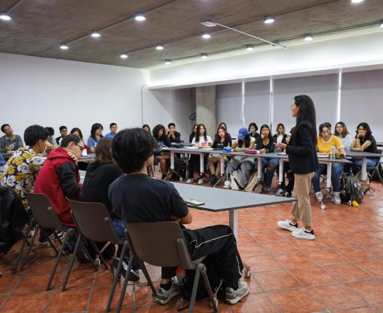 Persona frente a grupo 