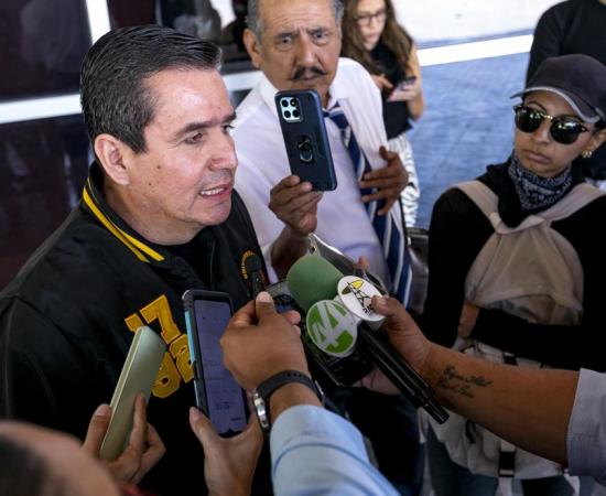 El Secretario General dialogó con los manifestantes a las puertas de Rectoría