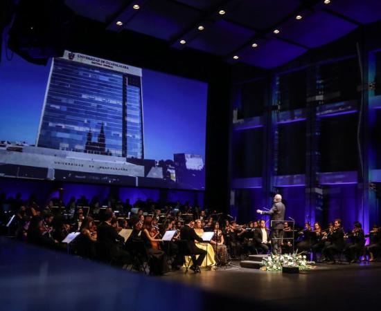 Celebra UdeG centenario de su refundación con homenaje a sus figuras destacadas