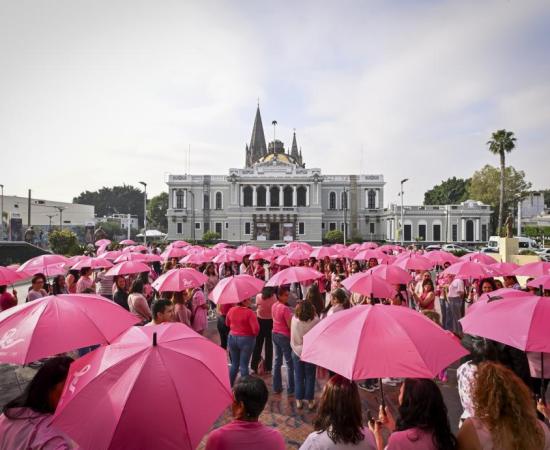 Lazo humano  por el Día Internacional de la Lucha contra el Cáncer de Mama