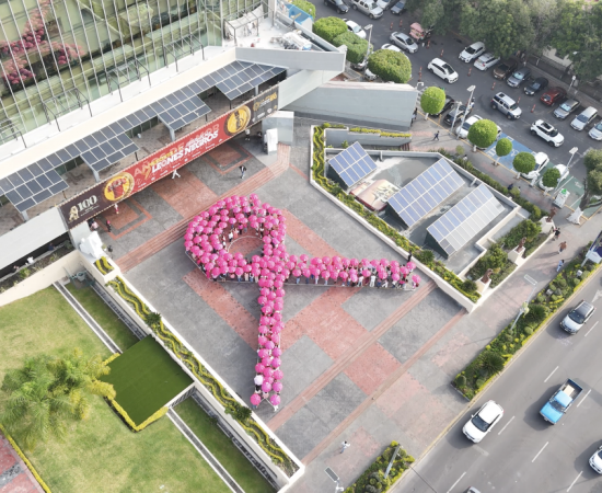 Lazo humano  por el Día Internacional de la Lucha contra el Cáncer de Mama
