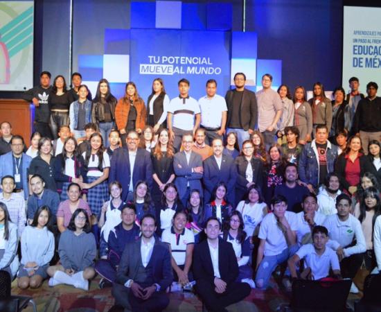 Grupo de jóvenes de bachillerato y autoridades