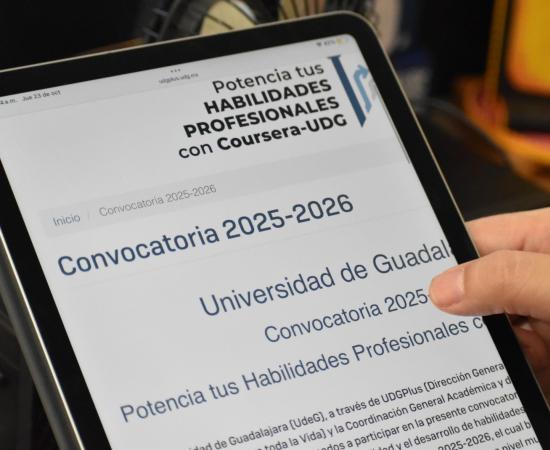 Persona sosteniendo un ipad con la convocatoria