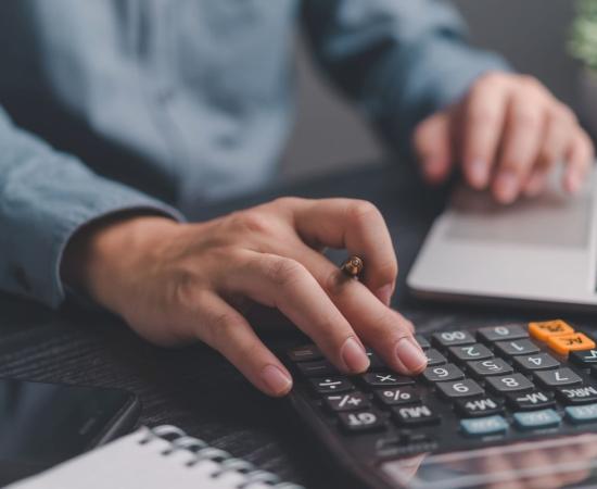 Hombre analizando sus finanzas