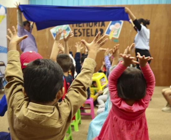 Niños participando en un taller de la FIL