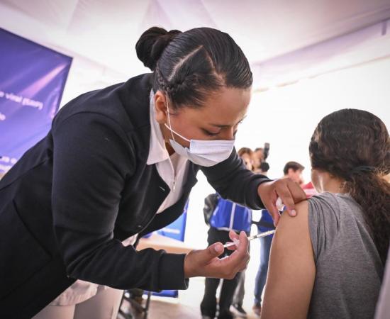 Enfermera aplicando una vacuna