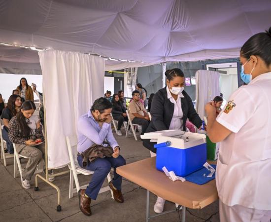 Personal de salud vacunando a la comunidad UDG y público en general 