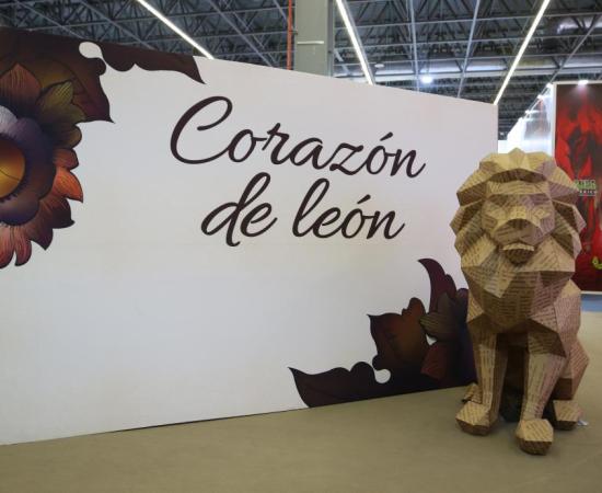 Celebra UdeG centenario de su refundación con pabellón en la FIL